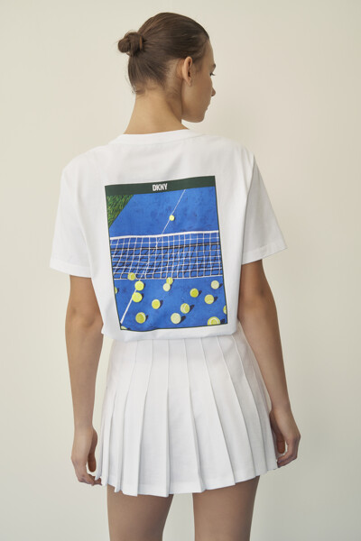 [DKNYxTennis] 코튼 테니스 코트 백사이드 프린트 반팔 티셔츠