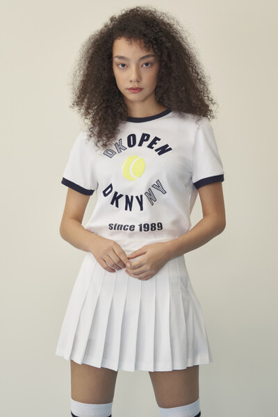 [DKNYxTennis] 코튼 베이직 넥 포인트 반팔 티셔츠