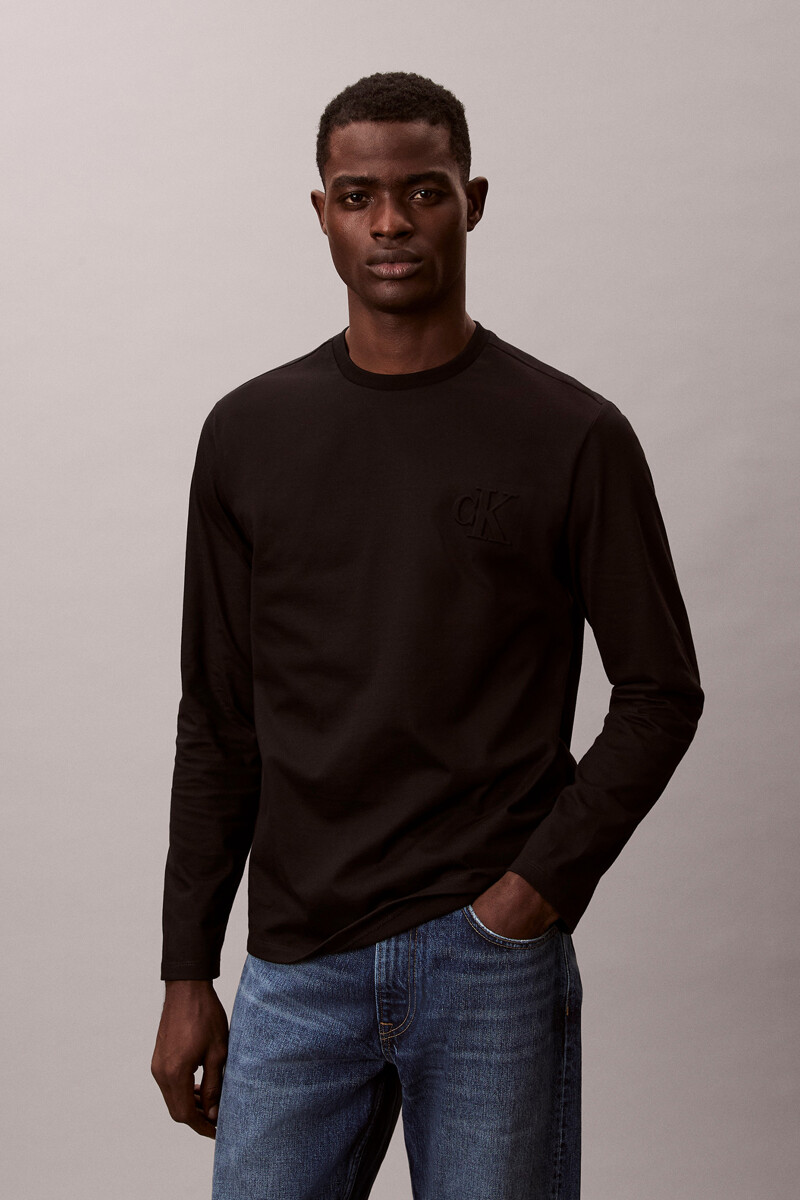 Calvin Klein Jeans [CK] 엠보스드 모노그램 긴팔 티셔츠 4RD006G UB1