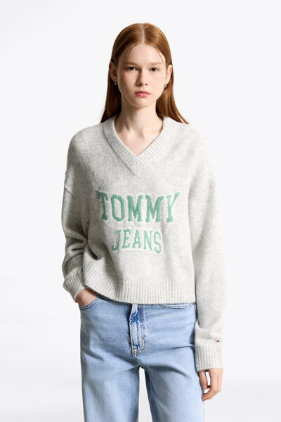 TOMMY JEANS 바시티 브이넥 스웨터