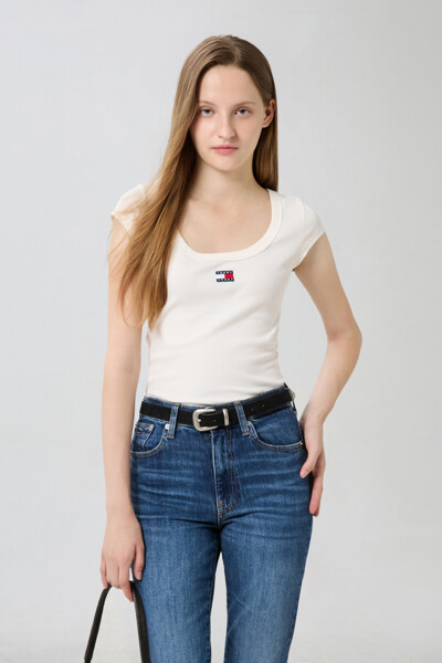 TOMMY JEANS 슬림 립 배지 티셔츠