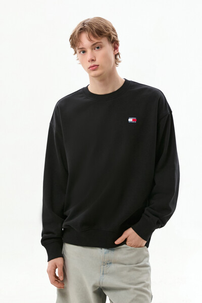 TOMMY JEANS 아시안 릴렉스 핏 배지 크루넥 티셔츠