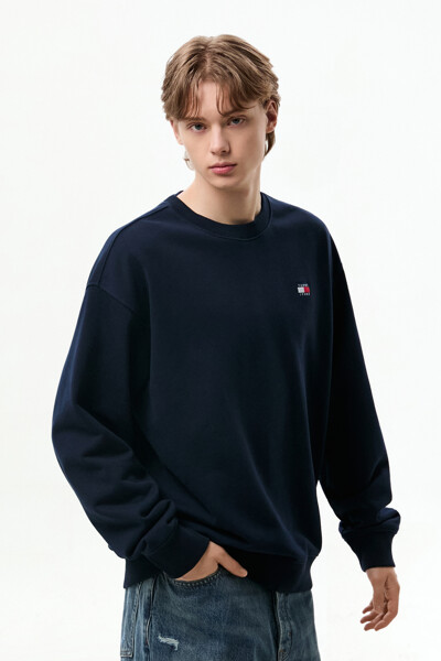 TOMMY JEANS 아시안 릴렉스 핏 배지 크루넥 티셔츠
