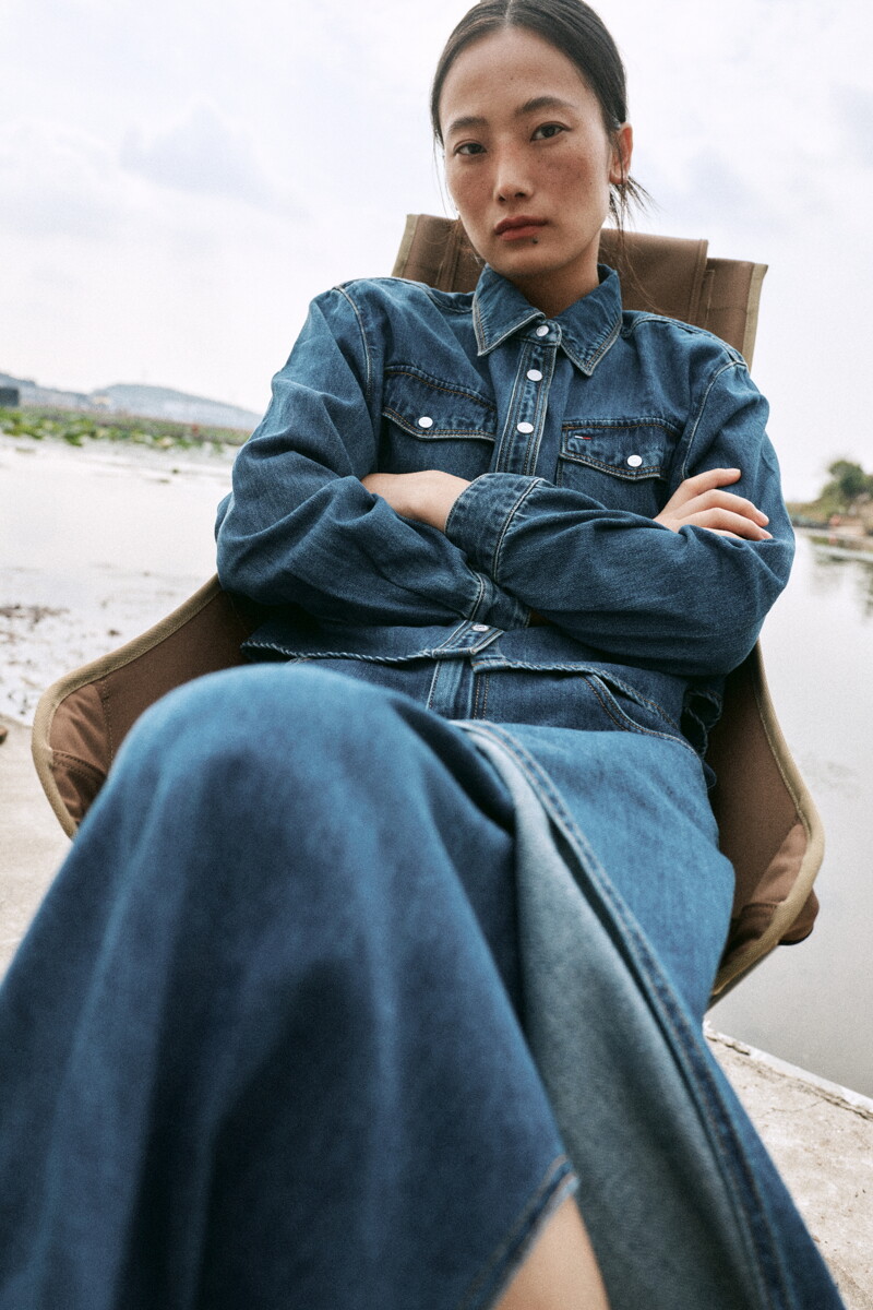 TOMMY JEANS 데님 크롭 포켓 셔츠