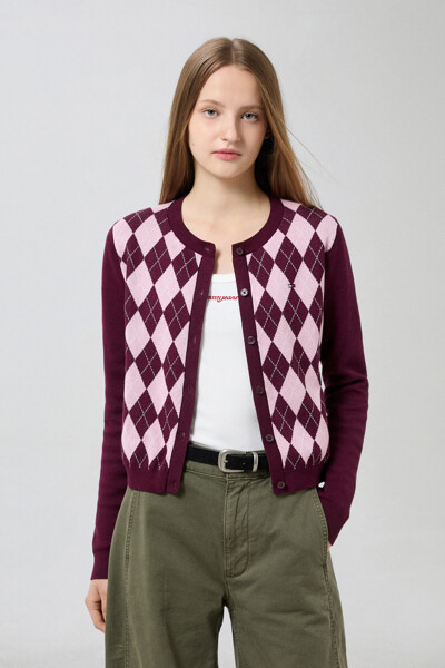 TOMMY JEANS 에센셜 크루넥 아가일 가디건
