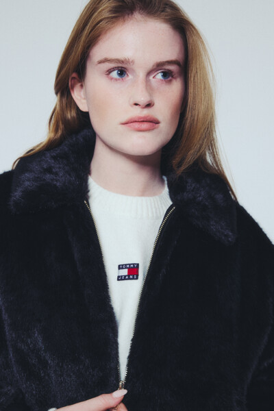 TOMMY JEANS 플러피 배지 스웨터
