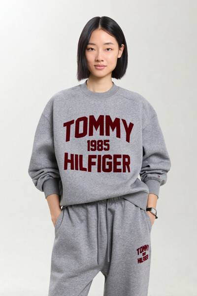TOMMY HILFIGER WOMEN 바시티 플록 오버사이즈 스웨트셔츠