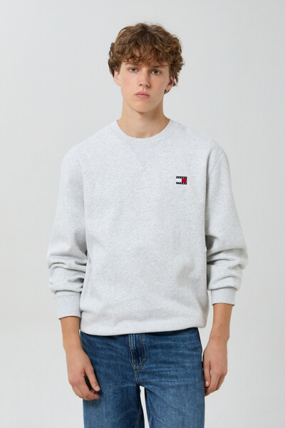 TOMMY JEANS 레귤러 핏 배지 크루넥 탑