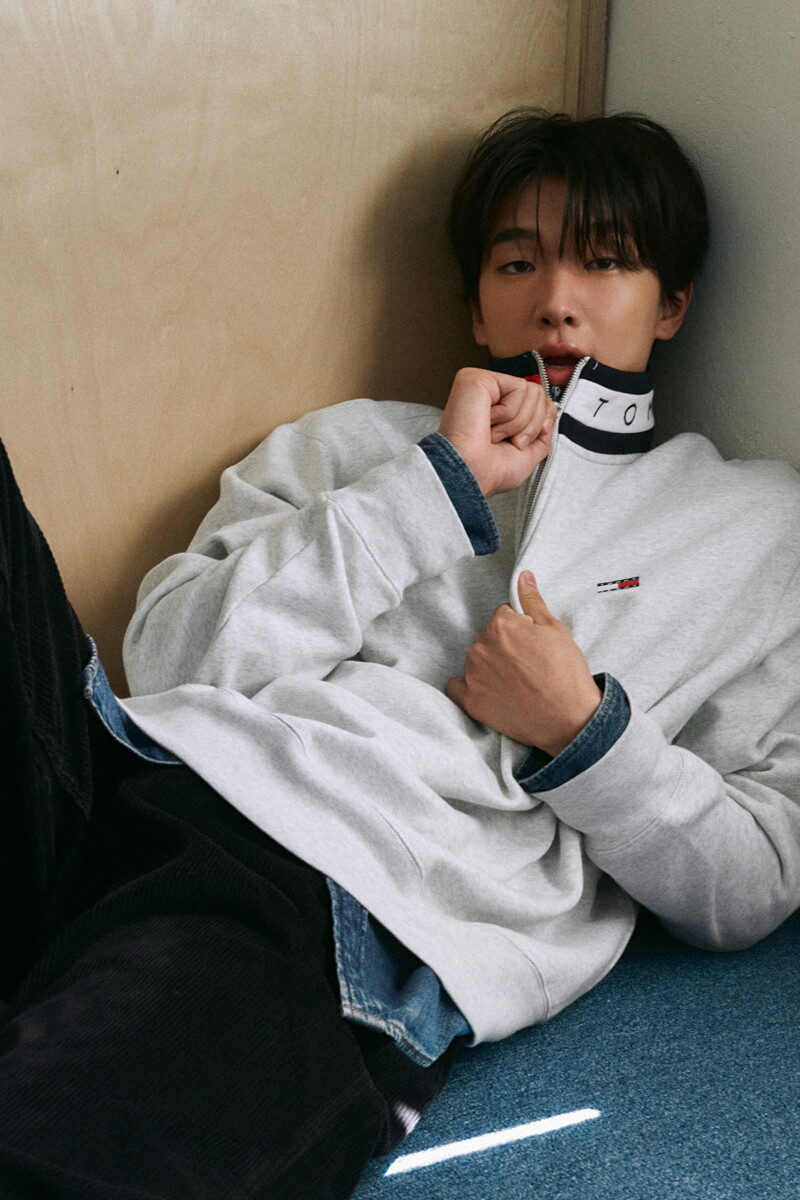 TOMMY JEANS 릴렉스 핏 브랜디드 카라 집업 스웨트셔츠